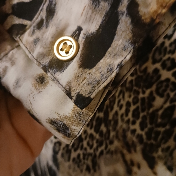 Chicos Animal Print Silky Flowy Popover Buttons - Picture 6 of 11